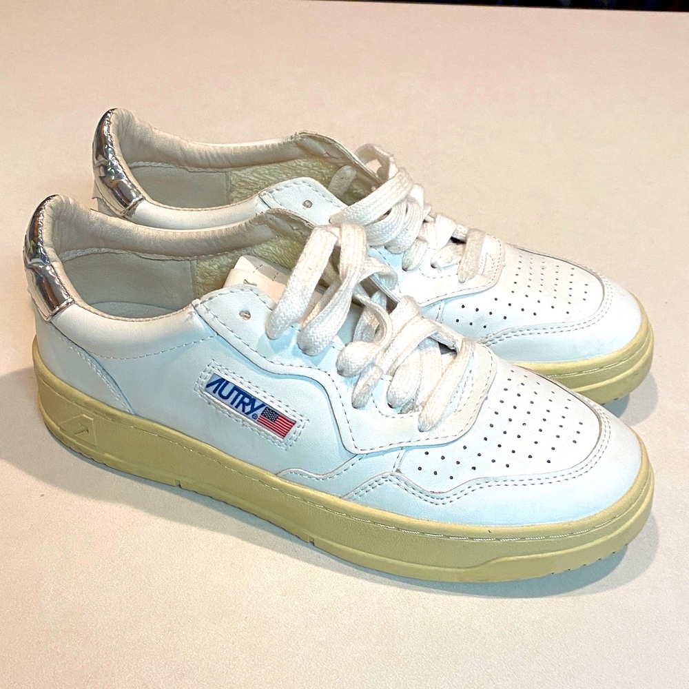 AUTRY MEDALIST METALLIC LOW SNEAKERS IN WHITE LEATHER Sz 39 EUC